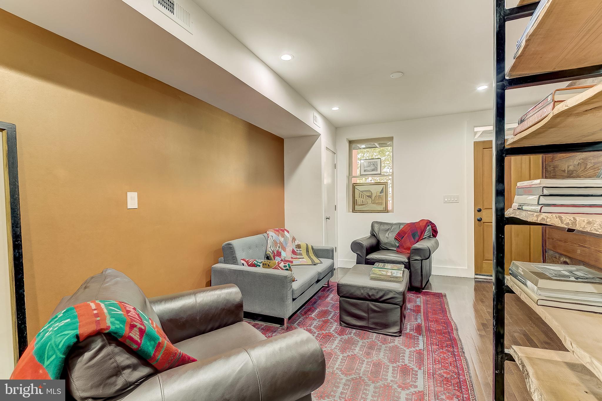 HOLLINS MARKET - Residential