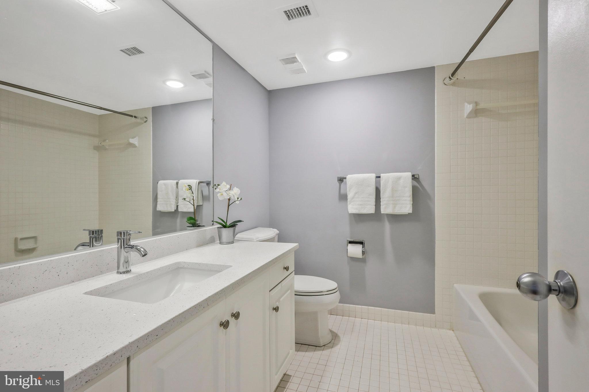 SKYLINE SQUARE CONDO - Residential