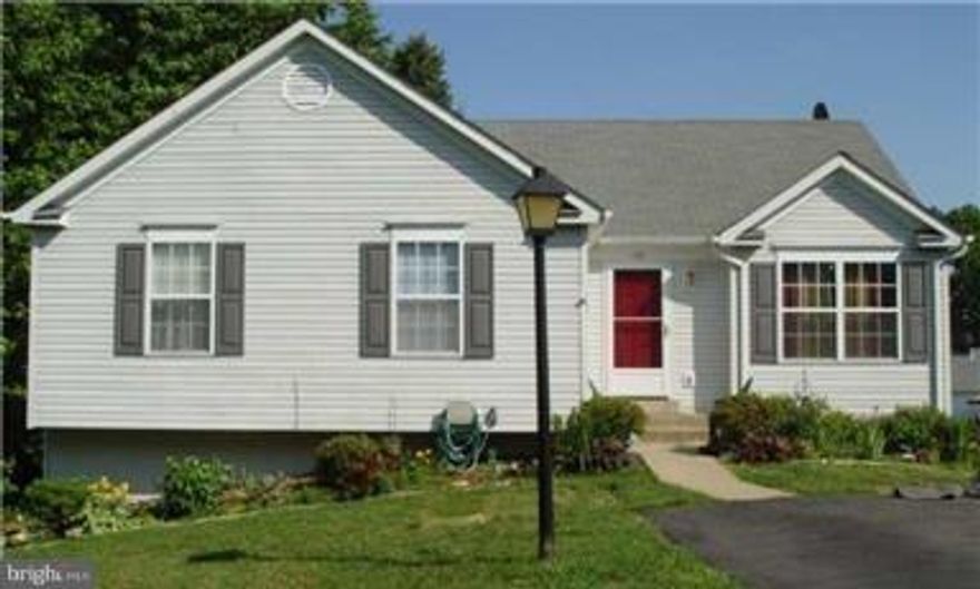 THIS HOME IS SO MUCH BIGGER THAN IT LOOKS FROM THE STREET!  5 BEDROOMS, 3 FULL BATHROOMS, TWO KITCHENS, 2600+ FINISHED SQ FEET, IN-LAW SUITE IN THE BASEMENT W/FULL BATH, BEDROOM, AND KITCHEN.  SPACIOUS ROOMS, 1/3 ACRE, CUL-DE-SAC, REAR EXIT TO BACK YARD FOR PRIVATE ENTRANCE.  SHOWS WELL WITH NEW ROOF AND A/C IN 2017.  5TH BEDROOM NTC.  OFFERING RENT-TO-OWN OPTION - ASK FOR DETAILS!