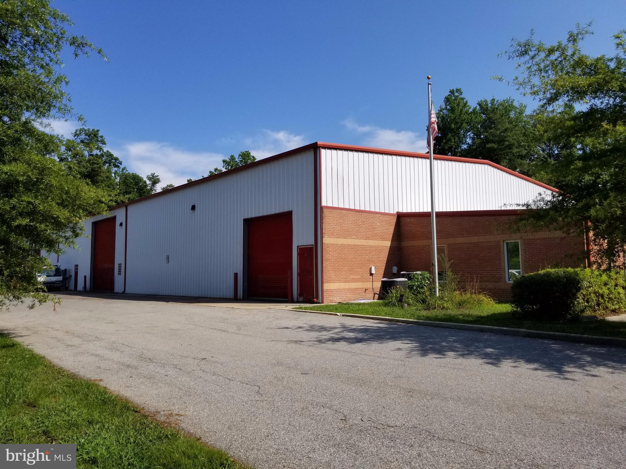 Industrial Warehouse 1,125 sq.ft office space plus 9,375 sq. ft. warehouse space. Multiple Oversized Electric roll-up doors. New LED lighting. View other listing for Flex Space.