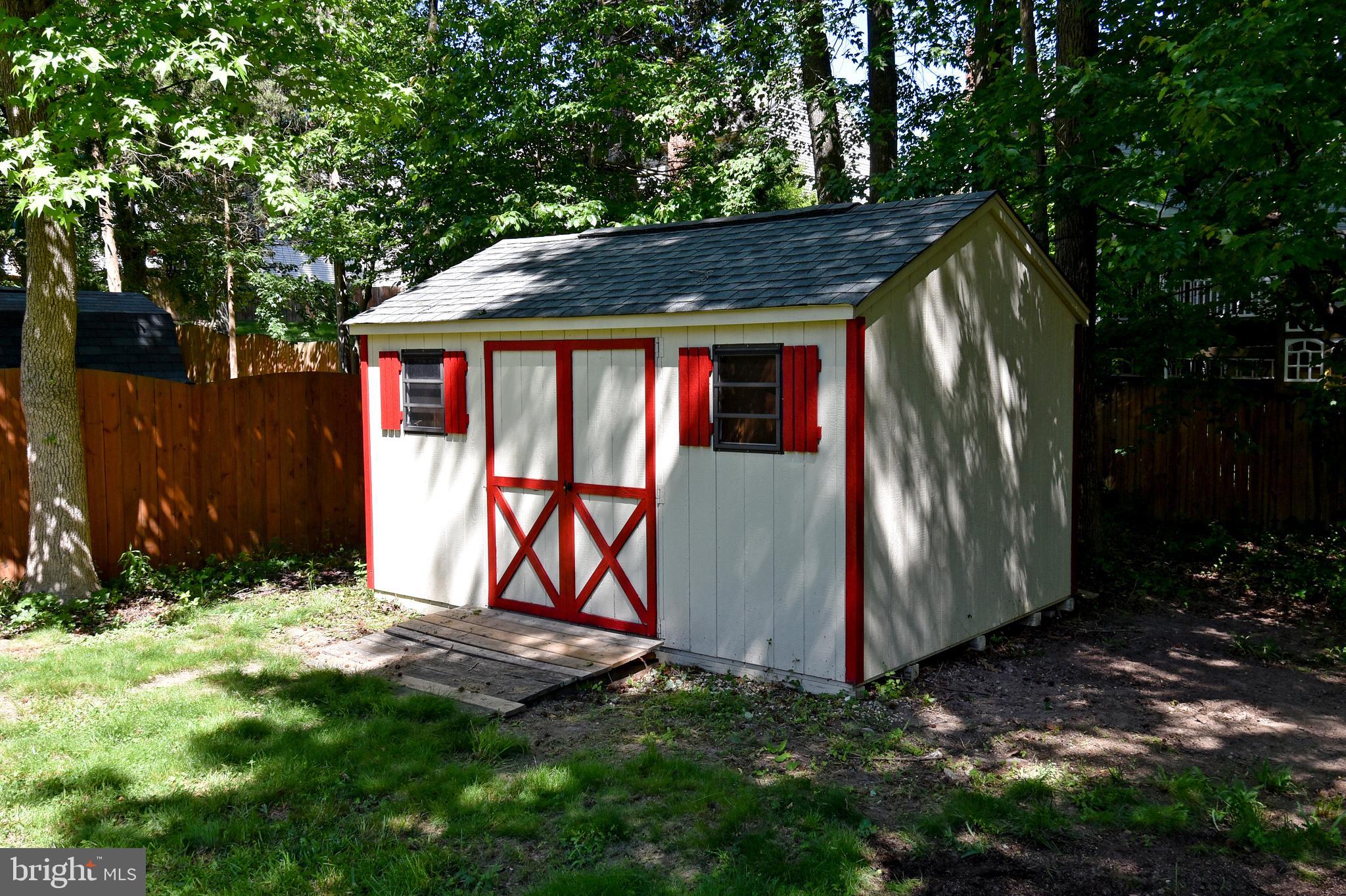 CRYSTAL LAKE - Residential