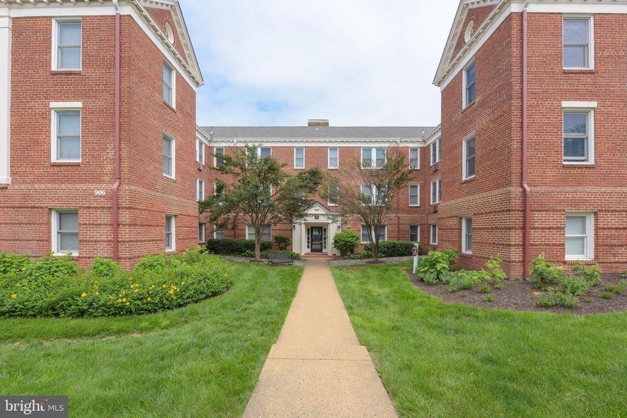 Light filled one bedroom condo in the heart of Old Town! Ideally located in the SE Quadrant within steps to shopping, restaurants, King Street, and the waterfront, this Bearings South condo  (Now "The Boulevard") is the perfect place to call home. Warm hardwood floors and great natural light greet you as you walk into the spacious living room. A dining room flows into a  lovely galley kitchen featuring granite countertops, nice cabinetry, stainless appliance and gas cooking. Freshly refinished hardwood flooring continues into the sunny bedroom with nice closet space - don't miss the walk in closet in the hallway! An updated bathroom with wainscoting, and a white tiled shower rounds out this space. Both wall units are brand new. Eat at home or dine out in all the restaurants within a few steps of this amazing location. This move-in ready, freshly painted, home is just steps to Faccia Luna, Southside 815, Balducci's, coffee shops and more. You are also a short walk away from the Potomac River, Mount Vernon bike trails, and just 9 short blocks to all bars and restaurants of King Street. Enjoy Old Town living at its best! Welcome Home!