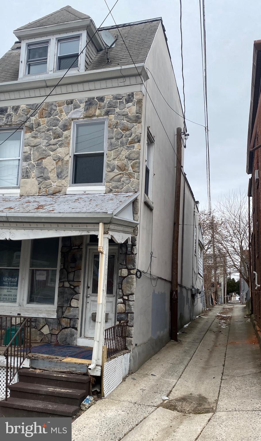 Main image without alt text