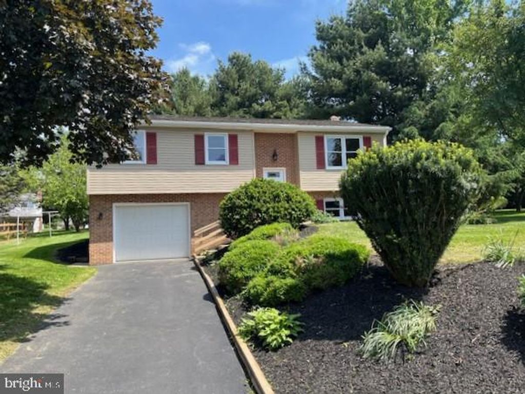 Photo of 3 Ivywood Court, Lancaster, PA 17603 (MLS # PALA2051268)