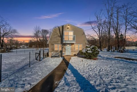 2623 E AVENUE E LEVITTOWN PA 19056