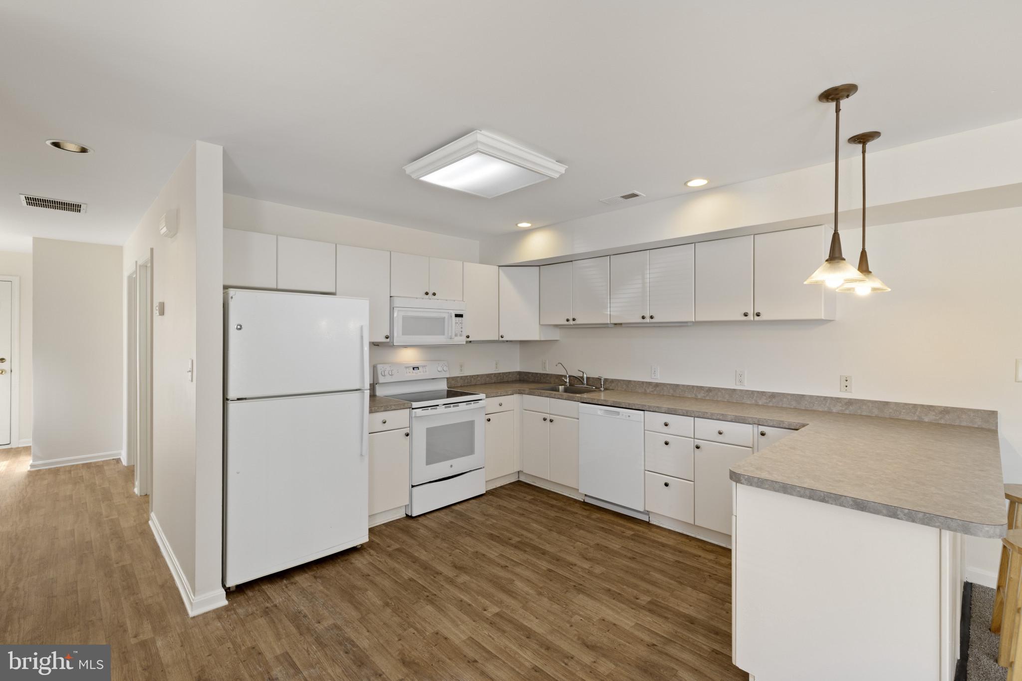 WOODLAND BEACH - Residential