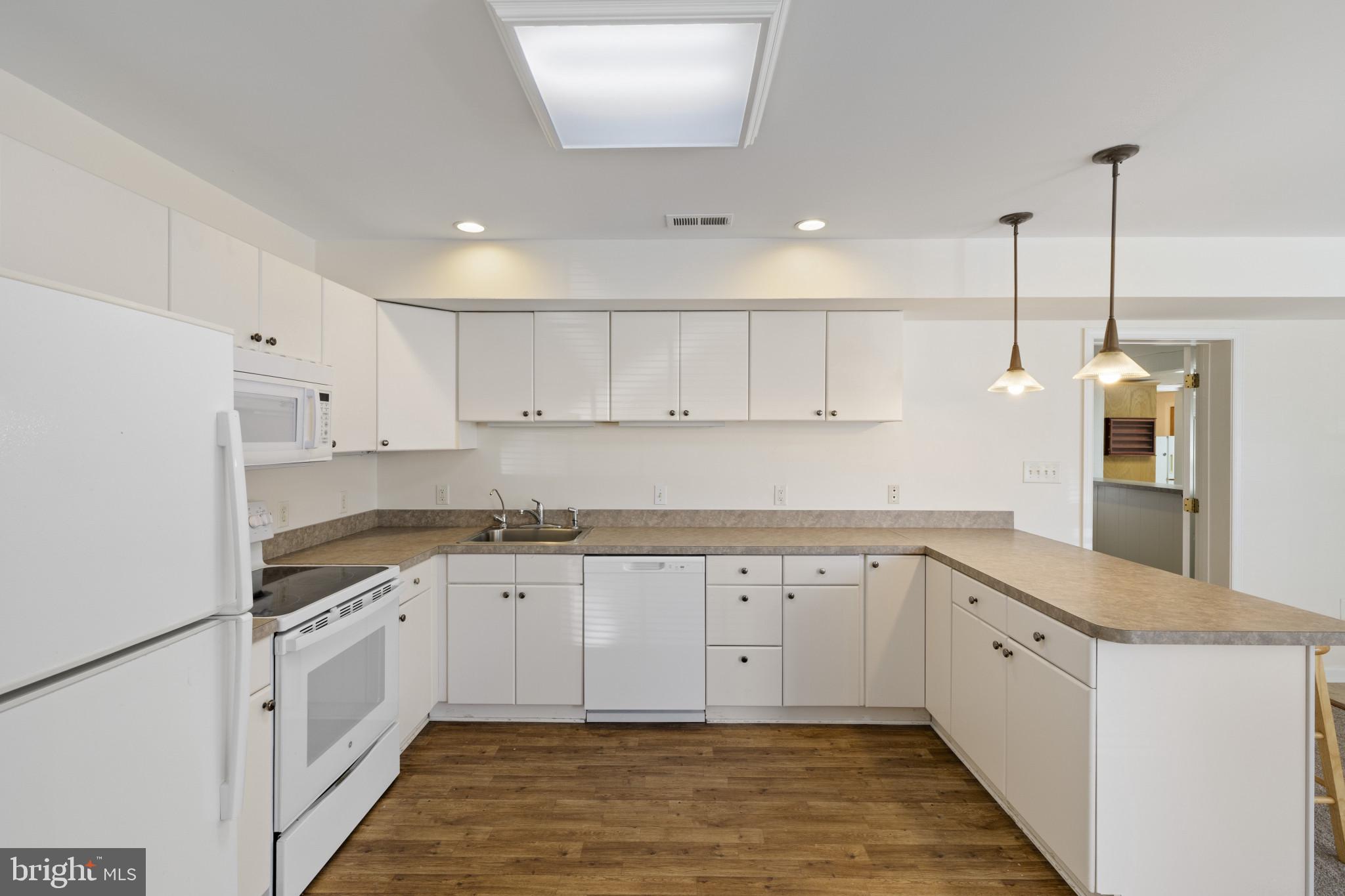 WOODLAND BEACH - Residential