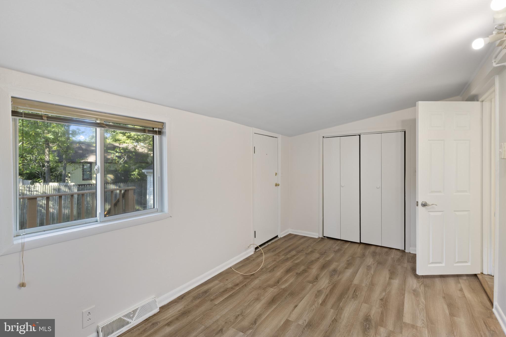 WOODLAND BEACH - Residential