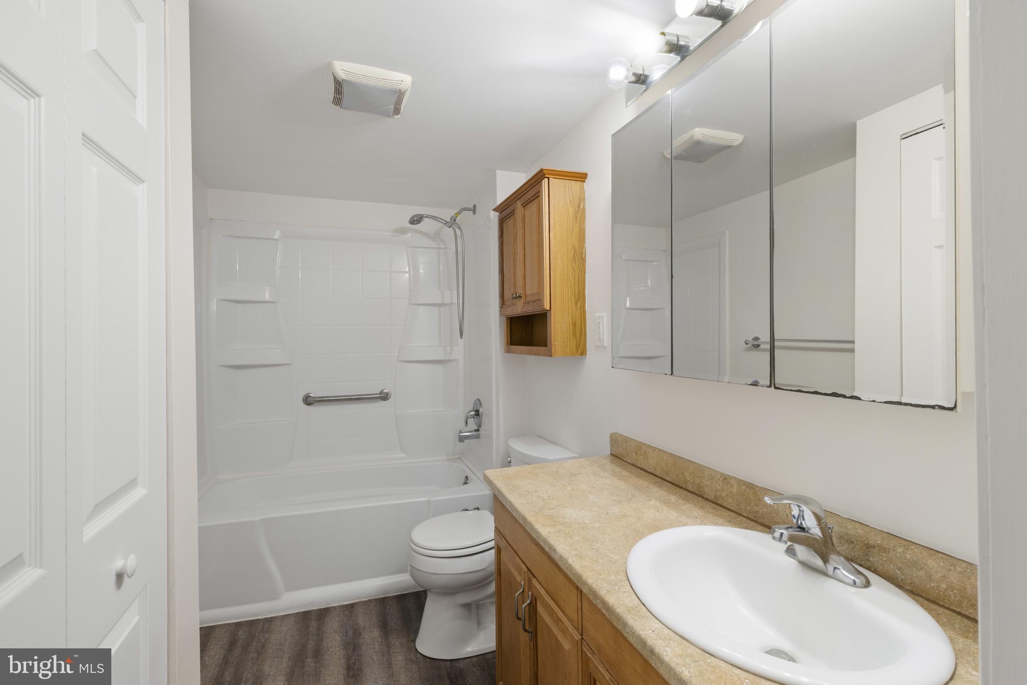 WOODLAND BEACH - Residential