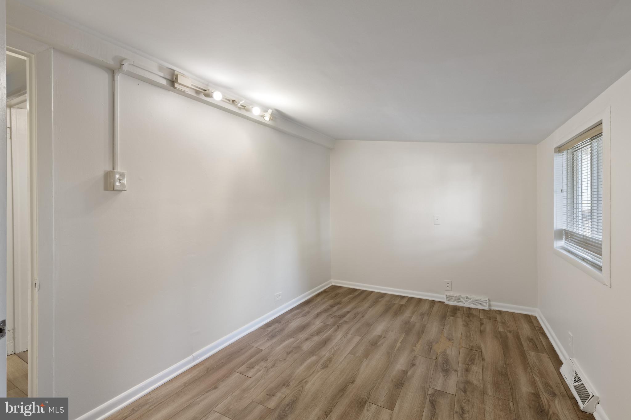 WOODLAND BEACH - Residential