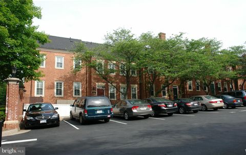 Photo of 4153 Chain Bridge Road, FAIRFAX, VA 22030 (MLS # VAFC2007594)