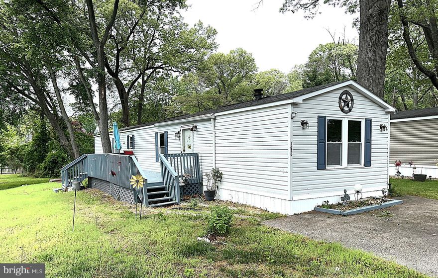 Very Well Kept Single Wide in Sought After 55+ Bells Mobile Home Park. Almost 1000 sq ft with 2 Bedrooms and 2 Full Bathrooms. Inside Features a Big Eat-in with Plenty of Cabinets and Counterspace, a Large Living Room and a Primary Bedroom with a Private Bathroom, Garden Soaking Tub and Separate Shower. Outside the Home Sits on Great lot Backing to Open Common Area and Features a Large Custom Sundeck and Secure Storage Shed with Electric. Don't Delay! This One Won't Last!