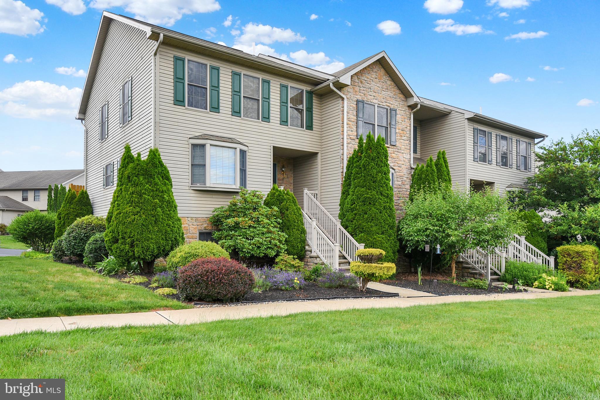 925 WOODRIDGE DRIVE