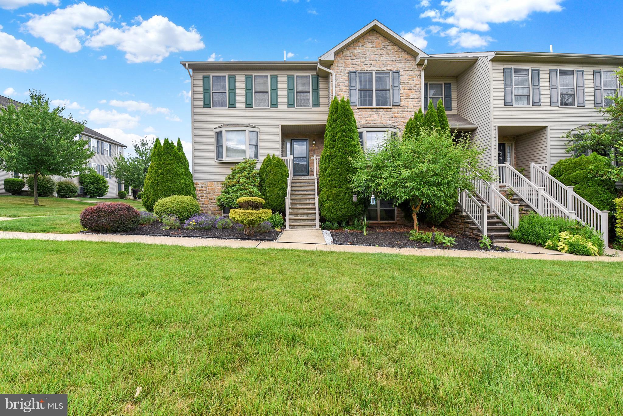 925 WOODRIDGE DRIVE