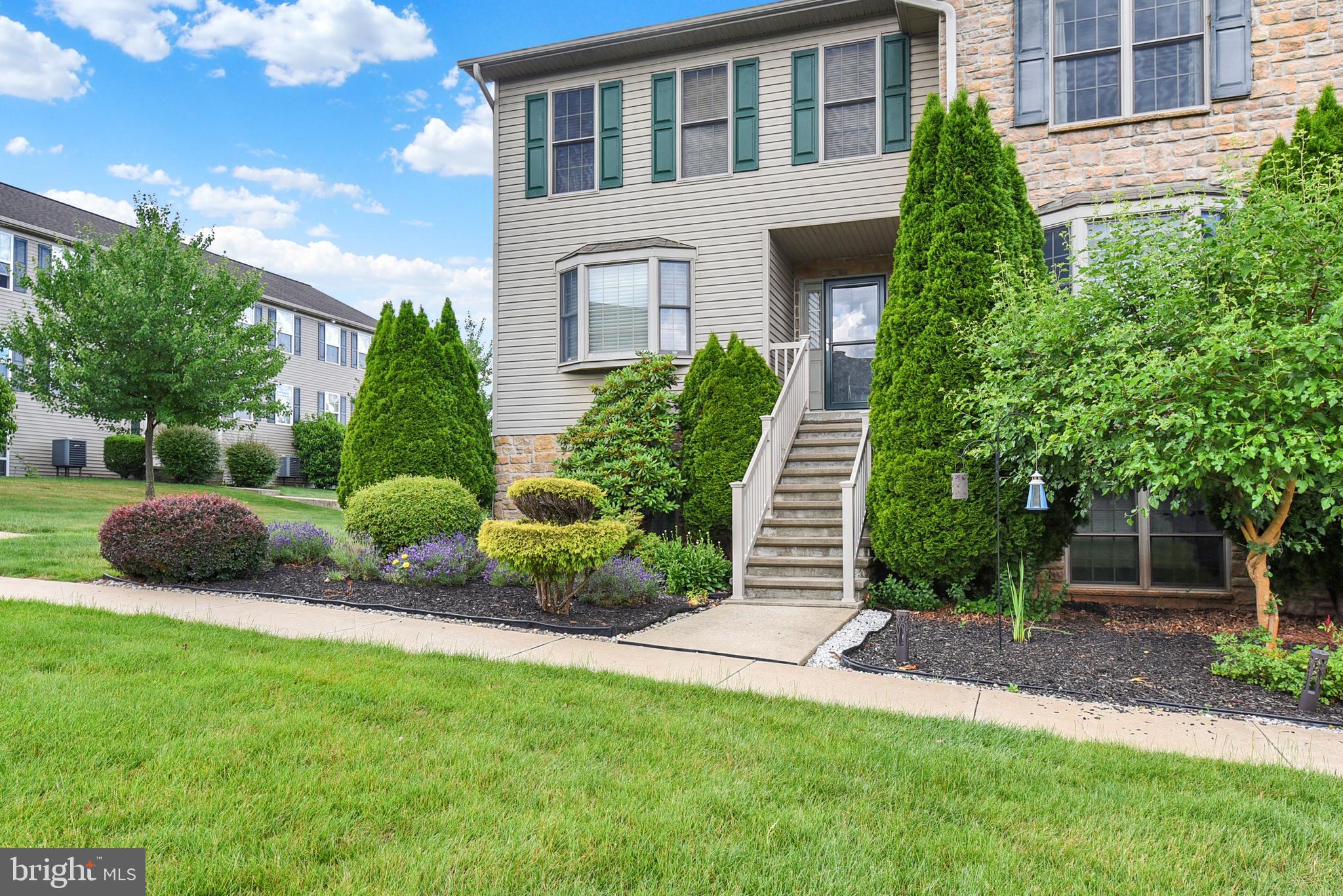 925 WOODRIDGE DRIVE