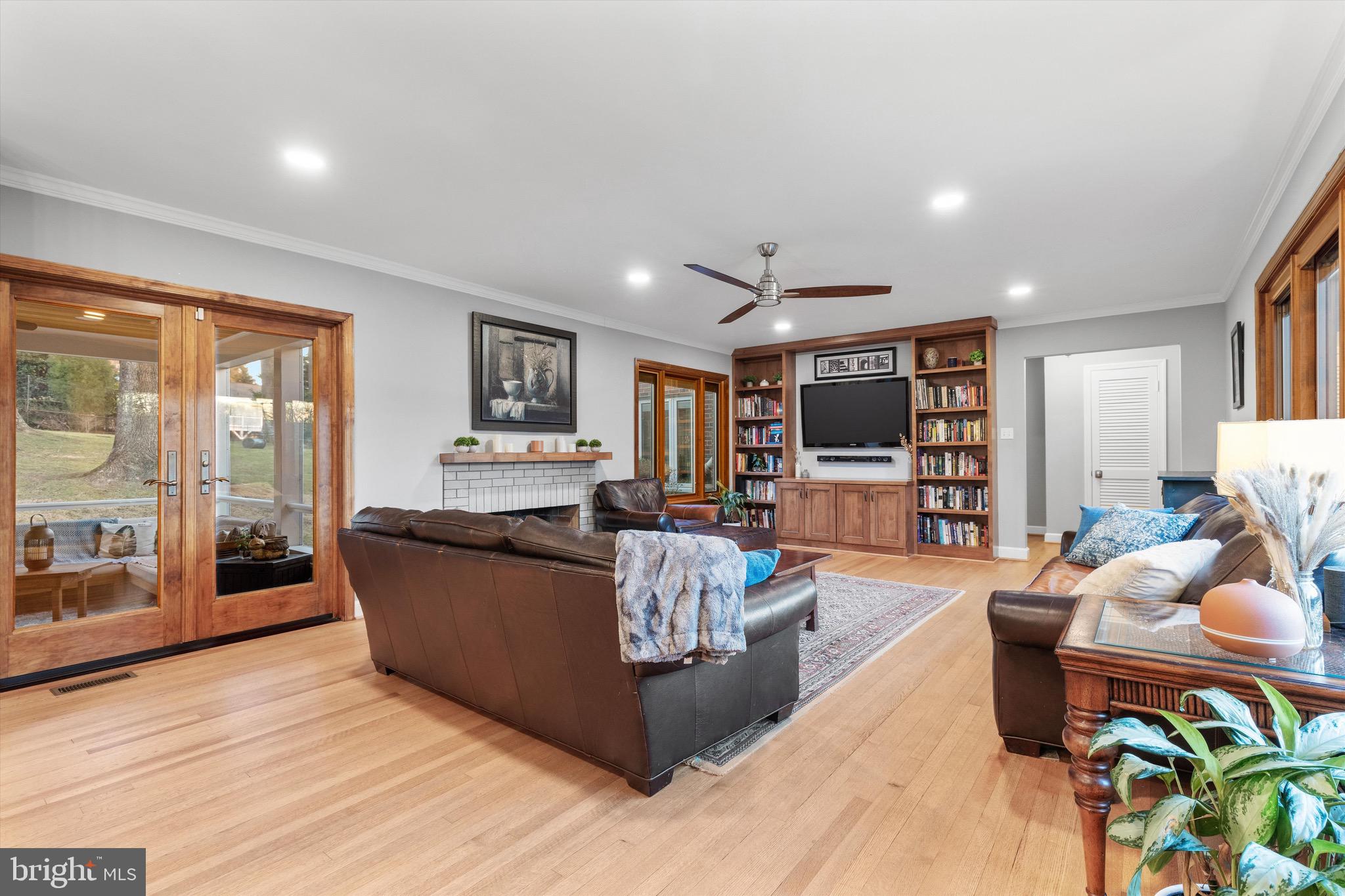 LARCHMONT KNOLLS - Residential