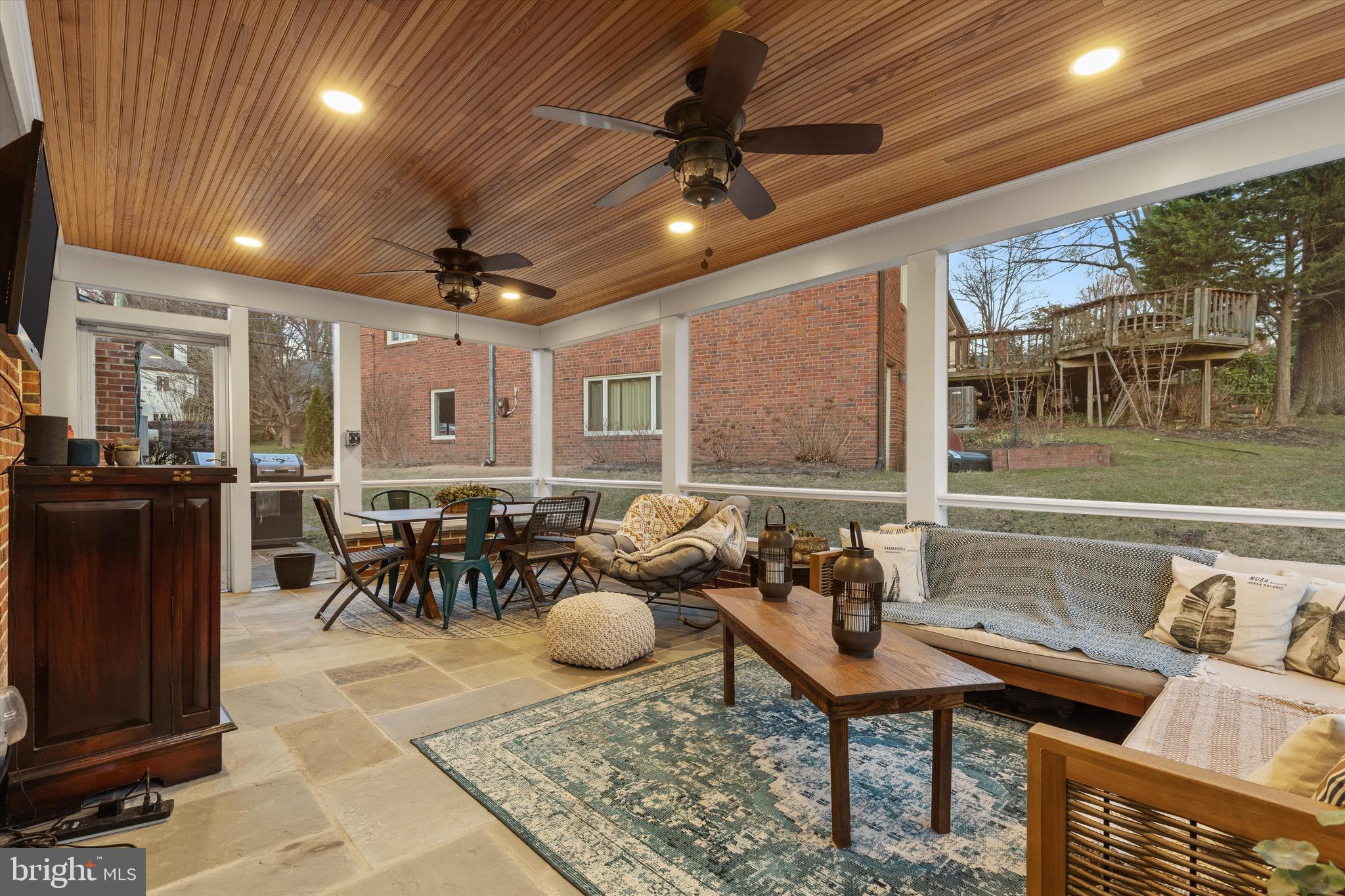 LARCHMONT KNOLLS - Residential