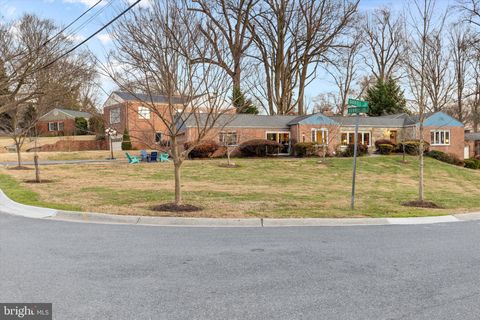 Photo of 3922 Dunnel Lane, KENSINGTON, MD 20895 (MLS # MDMC2159000)