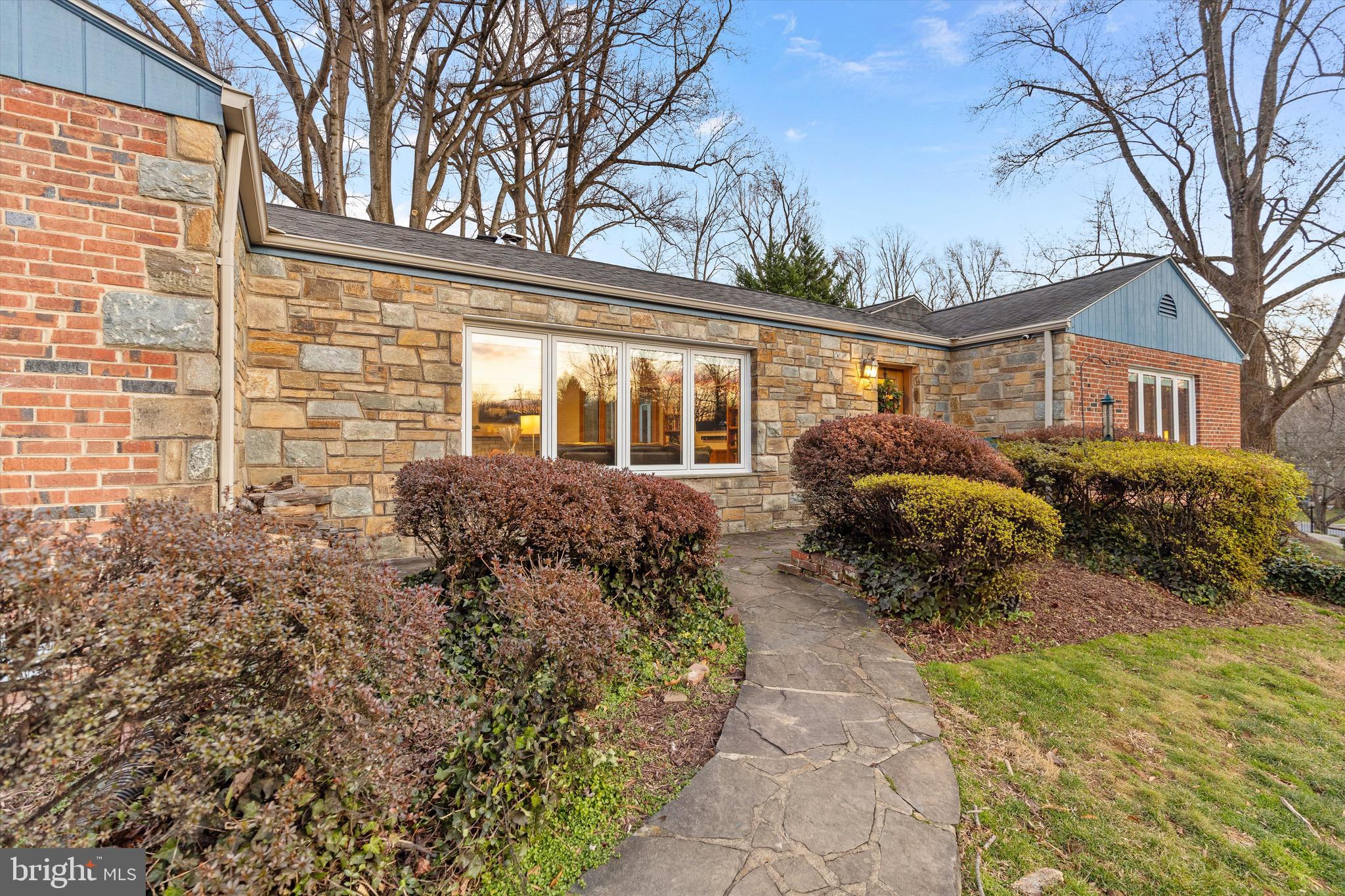 LARCHMONT KNOLLS - Residential