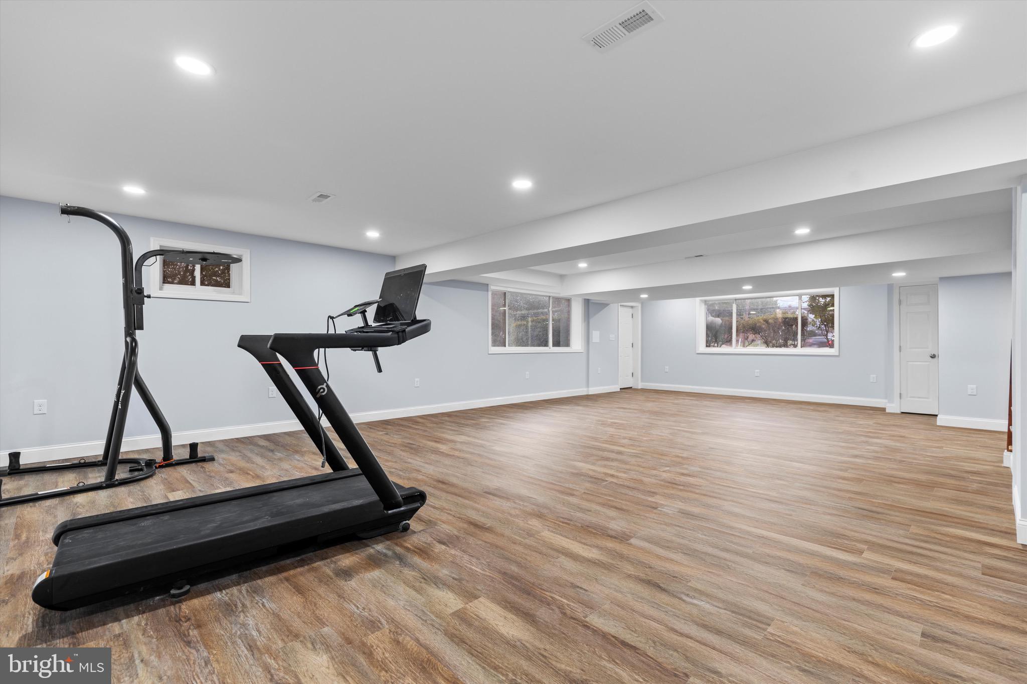 LARCHMONT KNOLLS - Residential