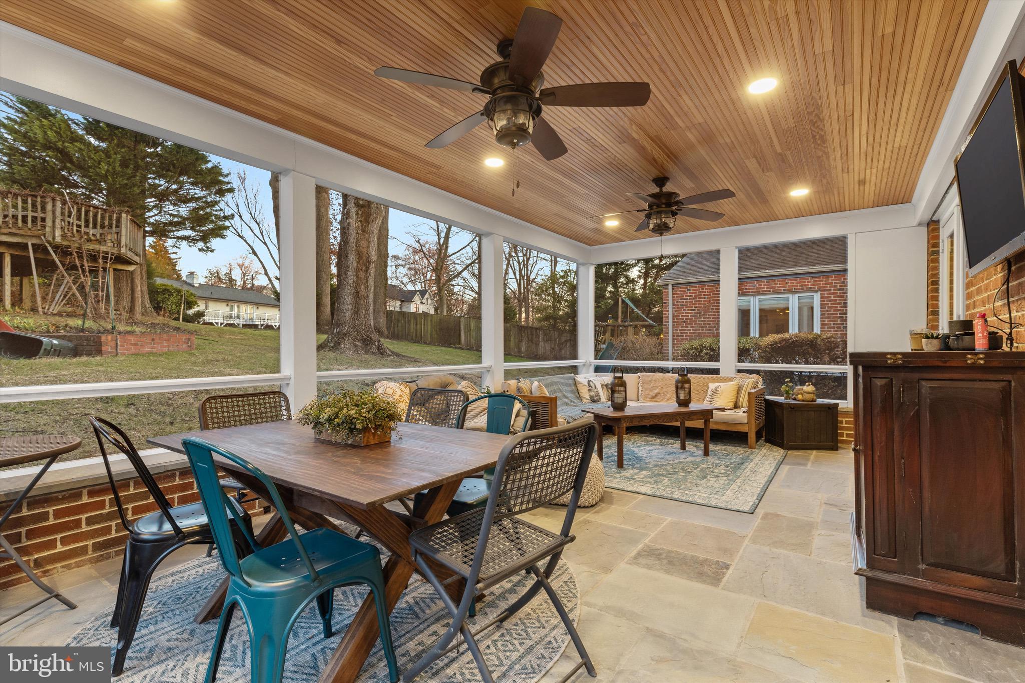 LARCHMONT KNOLLS - Residential