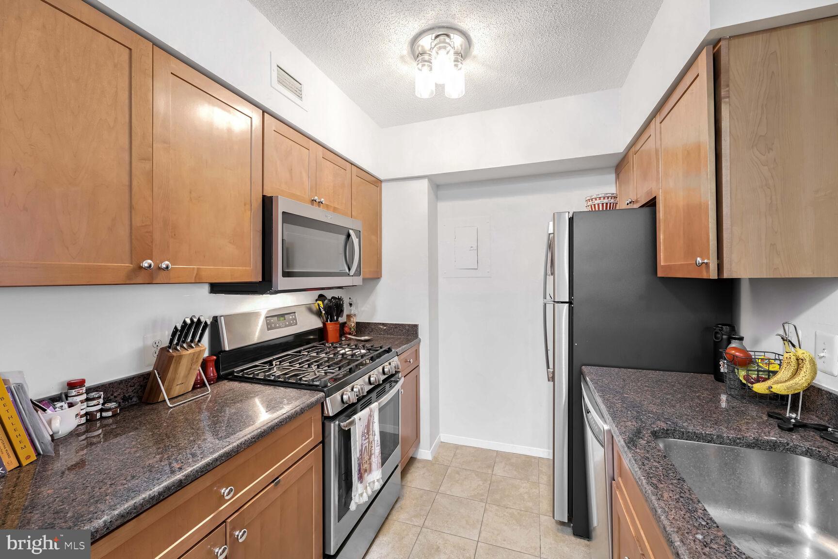 FAIRMONT PLAZA - Residential Lease