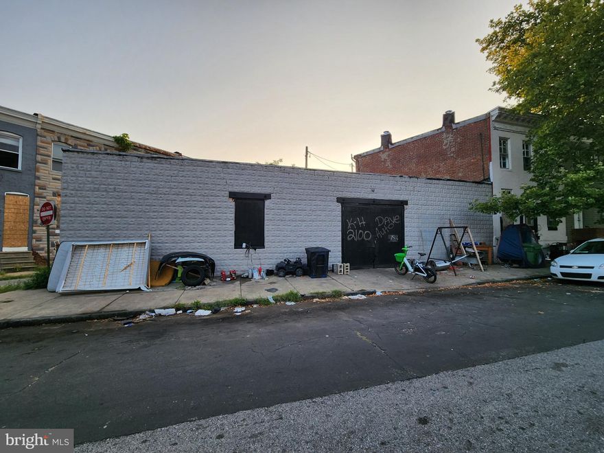 ONLINE AUCTION: Bidding begins 10/28/2025 @ 12:00 PM. Bidding ends 10/30/2025 @ 12:50 PM. List Price is Suggested Opening Bid. Deposit: $5,000. 
Garage located in the Boyd-Booth area.
JUST MINUTES to Grace Medical Center & the Westside Shopping Center.
Easy access to major traffic artery Frederick Ave.
Property is believed to be occupied.