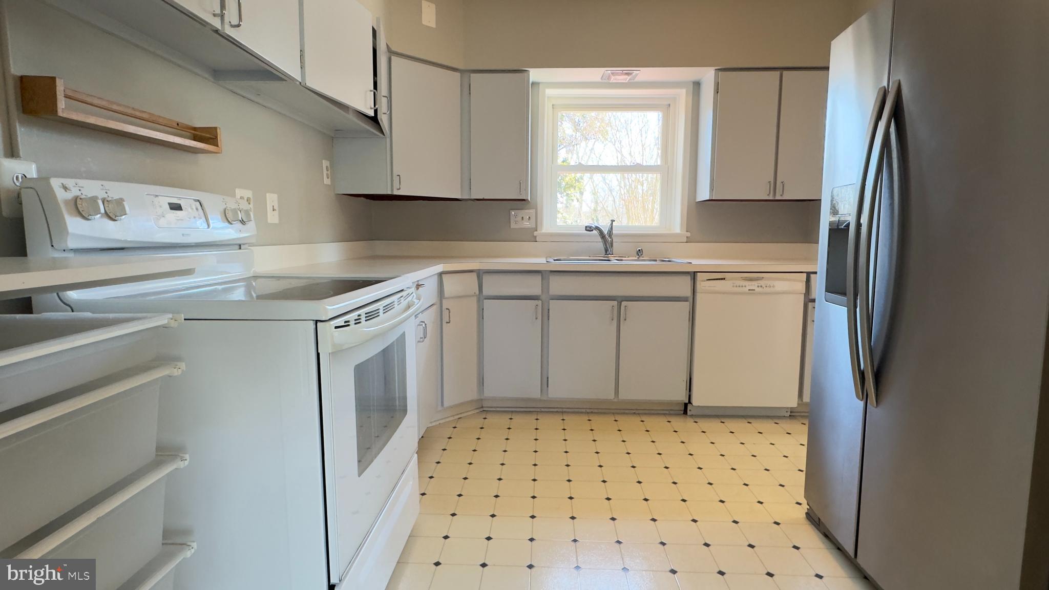 HILLSIDE MANOR - Residential