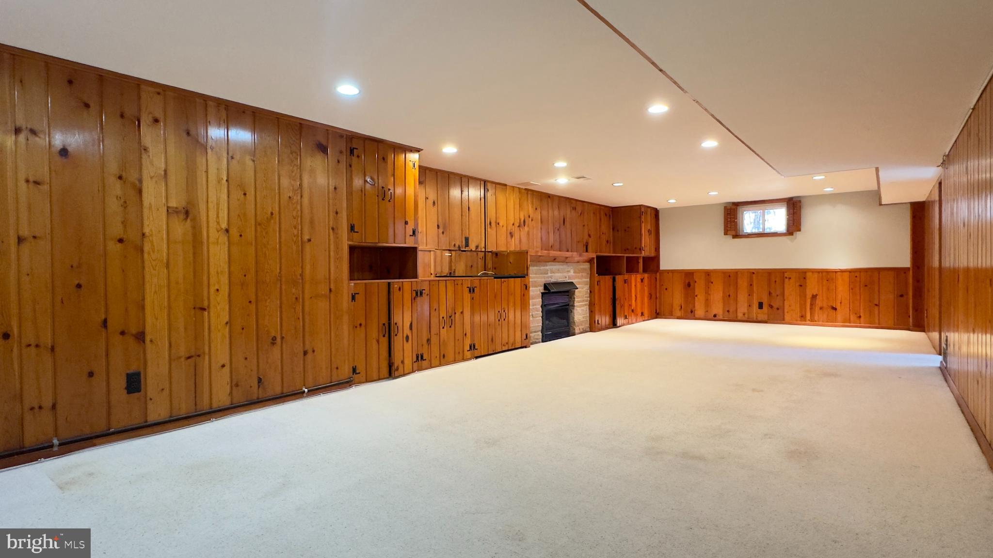 HILLSIDE MANOR - Residential