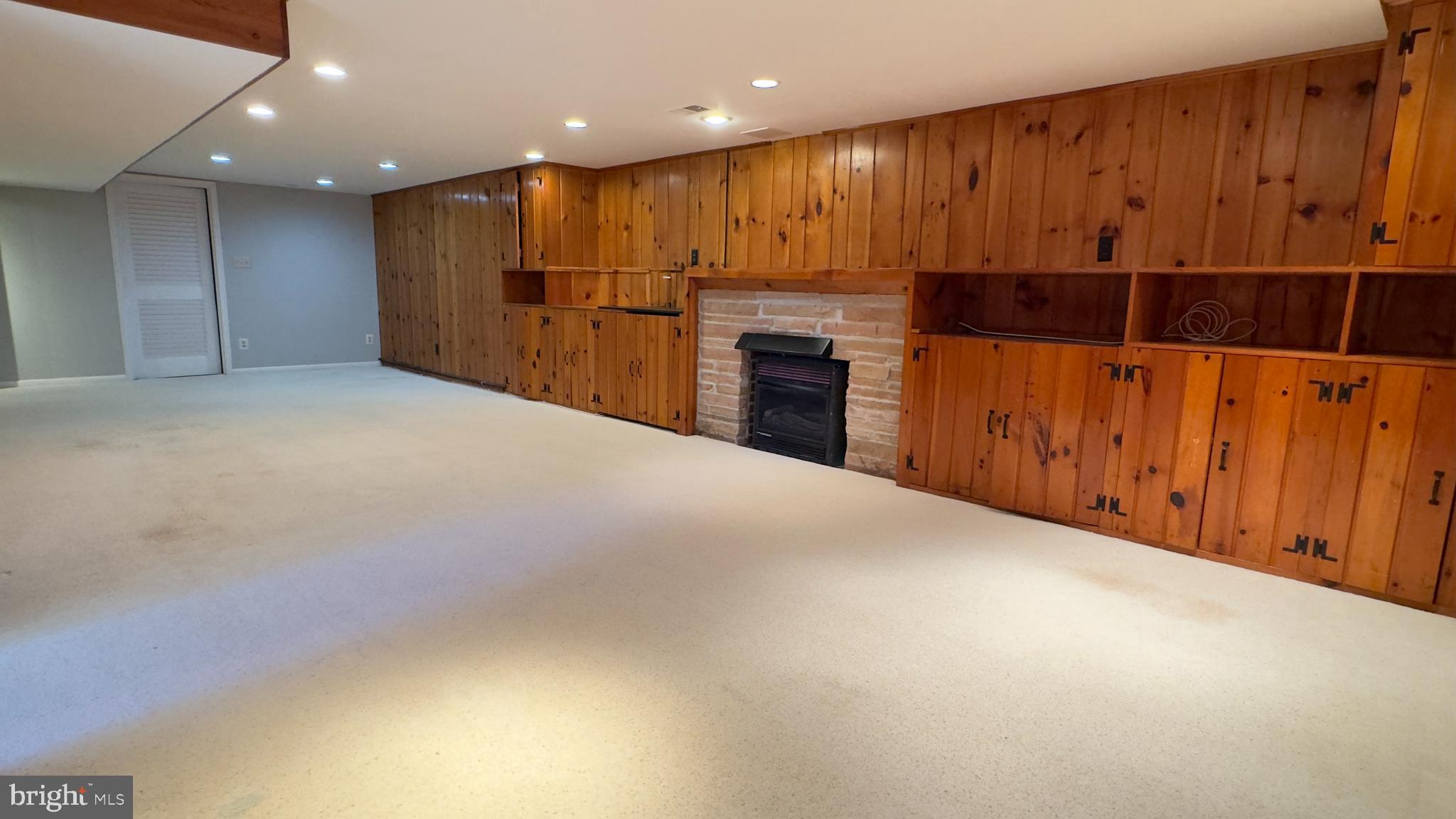 HILLSIDE MANOR - Residential