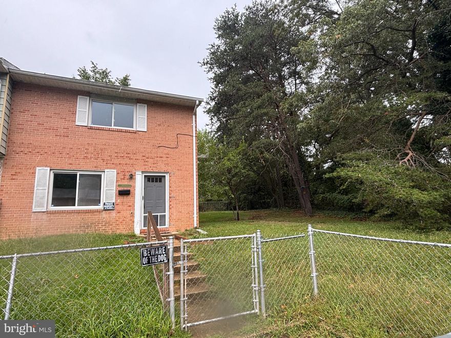 THREE BEDROOM ONE AND A HALF BATH TOWNHOME CLOSE TO LIBRARY, FIRE DEPARTMENT, AND SCHOOLS. FRESH CARPET, FRESH PAINT IN THE ENTIRE HOUSE. YOU'VE HEARD THIS BEFORE BUT IT WILL GO QUICKLY. 
LISTING AGENT IS RELATED TO OWNERS