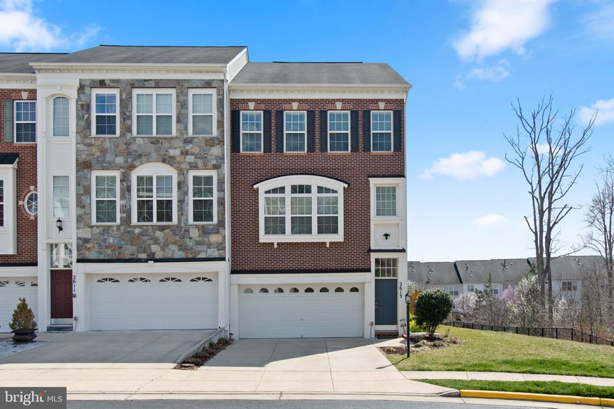 A GORGEOUS THREE LEVEL TOWNHOME IN RIVER OAKS!  
This three bedroom, two and half bath, two car garage, END UNIT townhome is move in ready!  Entering through the garage brings you to a finished walk out basement.  Head upstairs to an exspansive living area with dining room. The large eat in kitchen opens to your living area and access to the beautiful deck. There is a half bath on this floor. This space provides a great space  for enjoying with friends and family. The third level houses your owners suite, two additional bedrooms, bathroom and laundry! The owners suite offers large bathroom with double vanity, soaking tube, stand up shower & water closet.

FINAL OFFERS DUE 4/4 AT 11AM