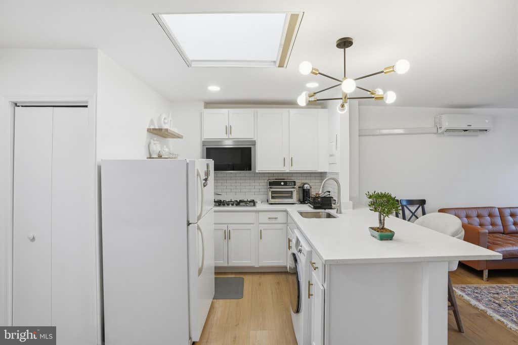 Photo of 313 C Street SE, WASHINGTON, DC 20003 (MLS # DCDC2260502)
