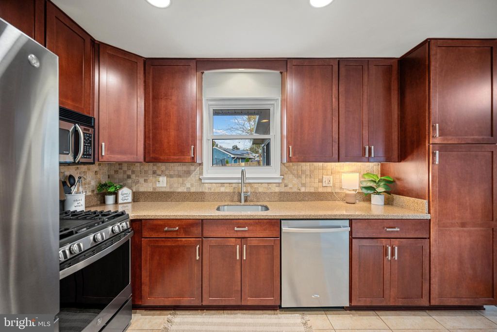 Photo of 7104 Vermillion Place, ANNANDALE, VA 22003 (MLS # VAFX2276706)