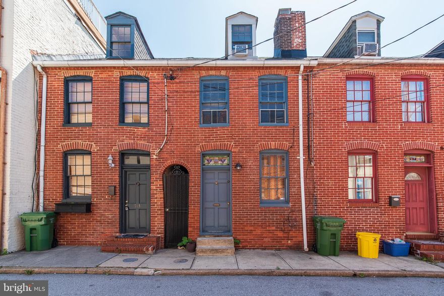 Cute home located in Fells point! What a great location, just steps away from Harbor East! This home features hardwood floors, exposed wood beams, central air conditioning & a private courtyard & deck. Hard pressed to find a home with better value! In close vicinity to bars, shopping, and restaurants!