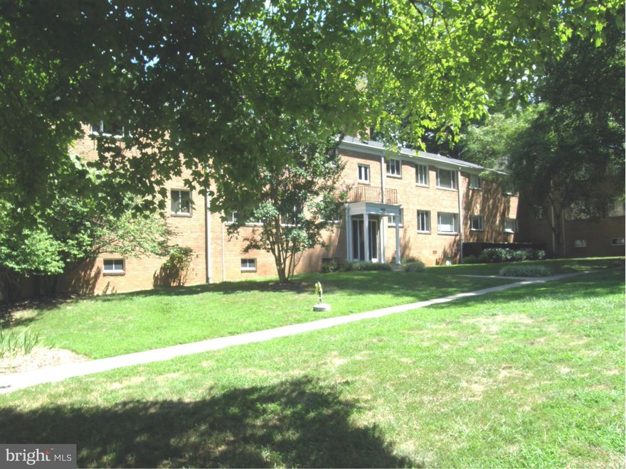 SUNNY, SPACIOUS TOP FLOOR ONE BEDROOM. 2014 KITCHEN W/GRANITE, S.S., MICRO OVER GAS STOVE. REFINISHED HARDWOOD FLOORS. LAUNDRY IN THE BUILDING. COURTYARD SETTING. STEPS TO GROSVENOR METRO ON THE RED LINE WITH FULL RUSH HOUR SERVICE. RENT INCLUDES UTILITIES, PARKING, AMENITIES & STORAGE. NEAR NIH AND WALTER REED BETHESDA MEDICAL.