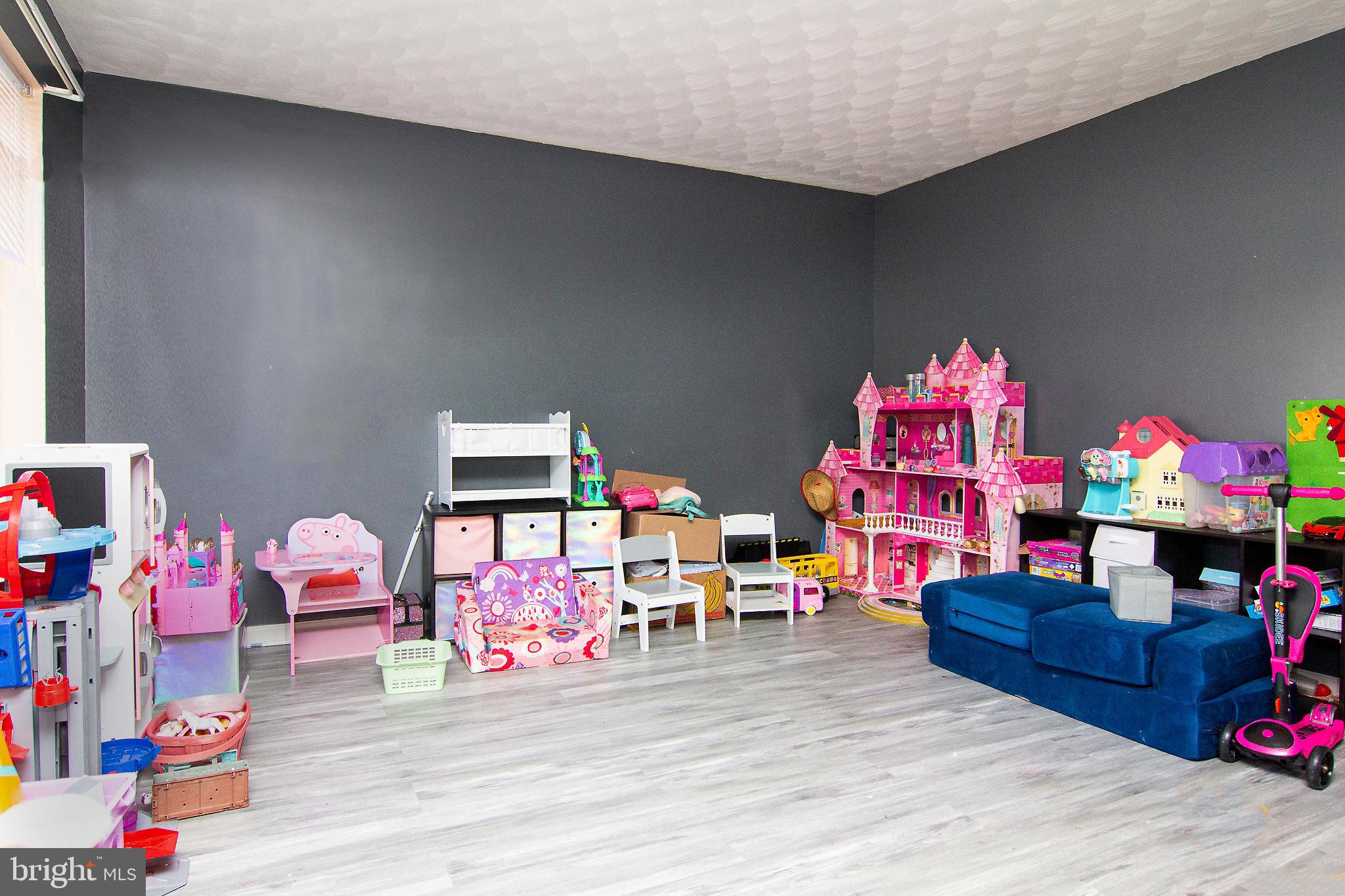 HALL ESTATES III - Residential