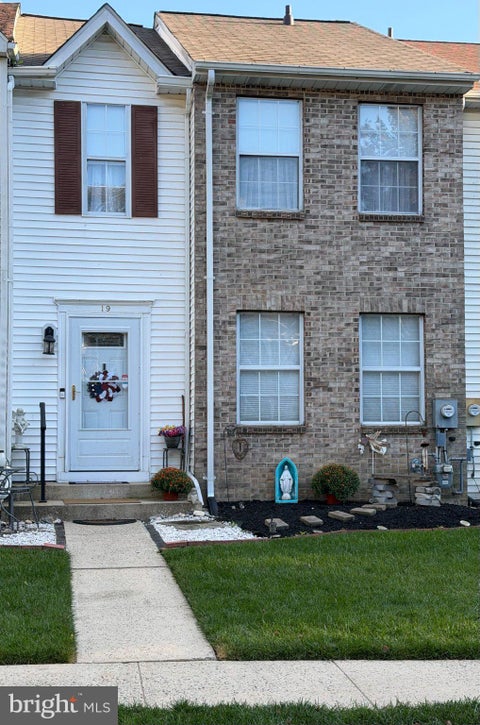 Townhouse For Sale - 19 N Dunmoor Ct<br/> HAMILTON, NJ 08690