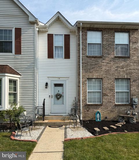 Townhouse For Sale - 19 N Dunmoor Ct<br/> HAMILTON, NJ 08690