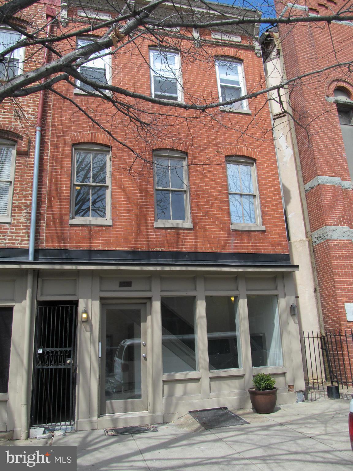 Heart of Federal Hill 1 Bedroom apartment with Stainless appliances, wood floors, personal deck space off living room, washer/dryer in unit, and great light with multiple windows. This is a must see available June 15th!