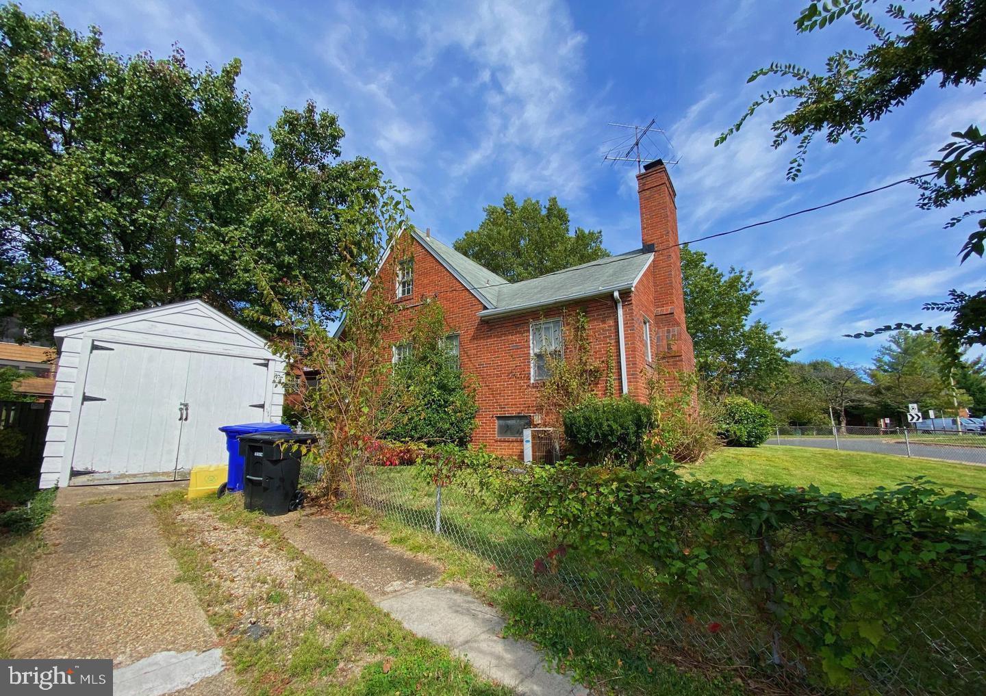 LYON VILLAGE - Residential Lease