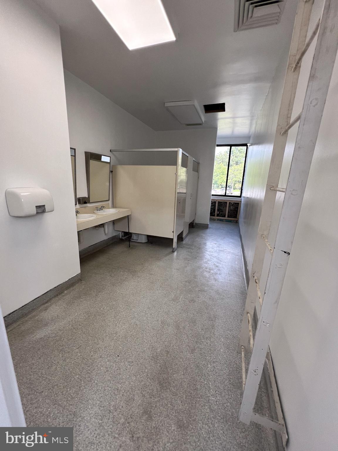 NOTTINGHAM - Commercial Sale