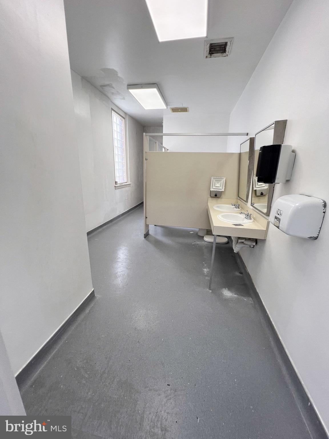 NOTTINGHAM - Commercial Sale