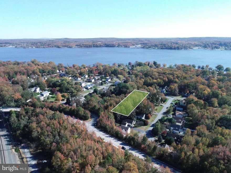 Great wooded building lot in Charlestown Manor!   Buyer to check with Town and County and do own due diligence.   Priced to sell!