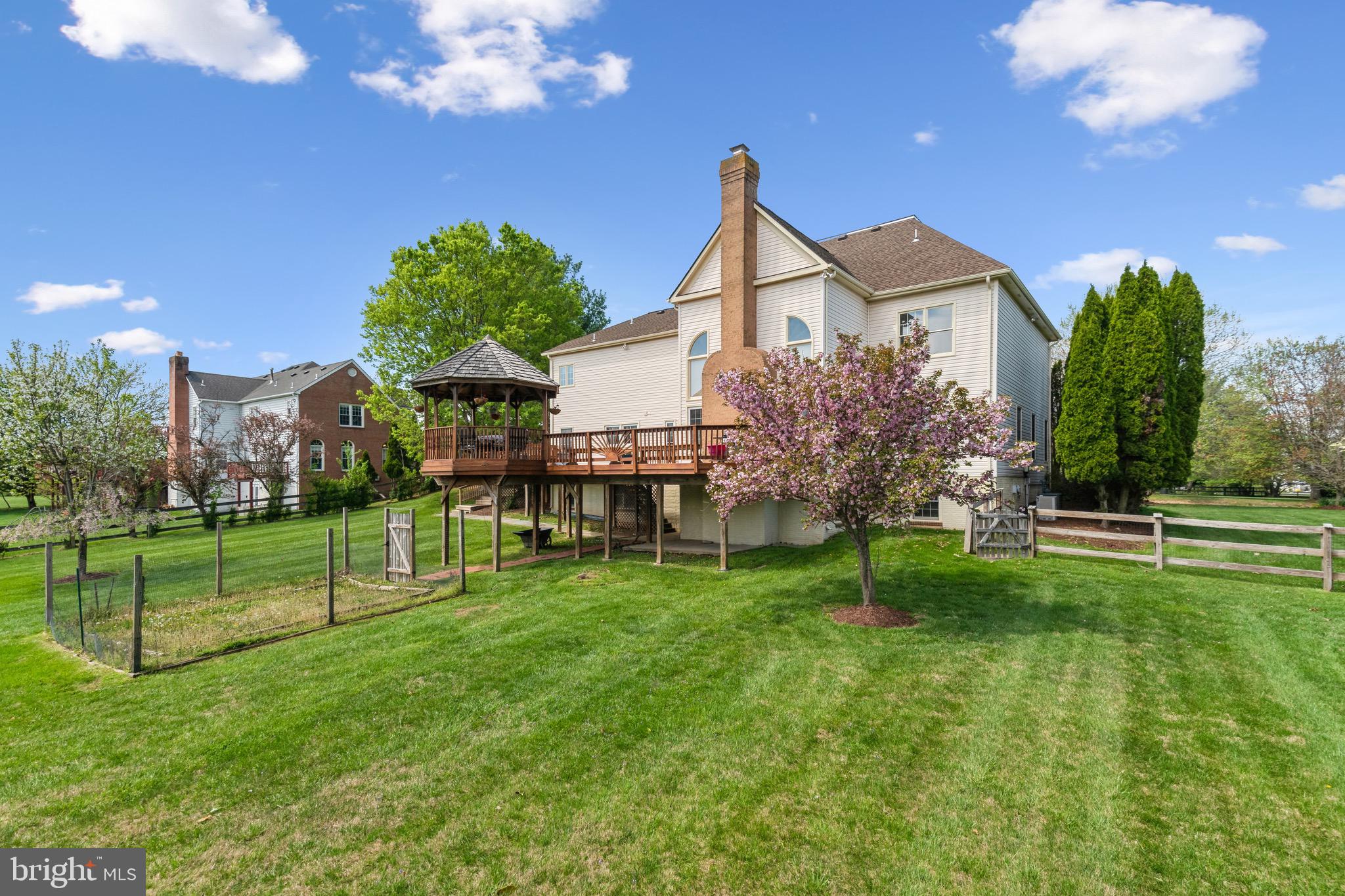 HUNTING HILLS WOODS - Residential