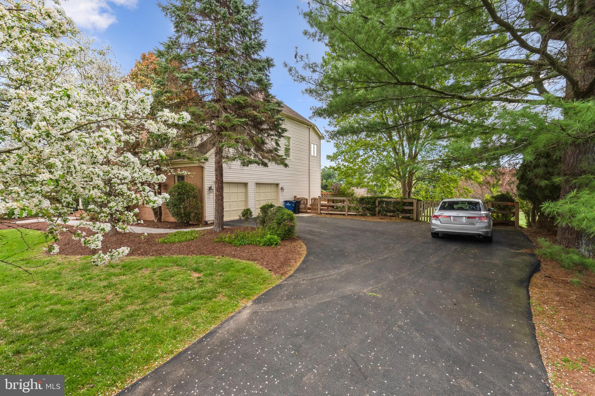 HUNTING HILLS WOODS - Residential