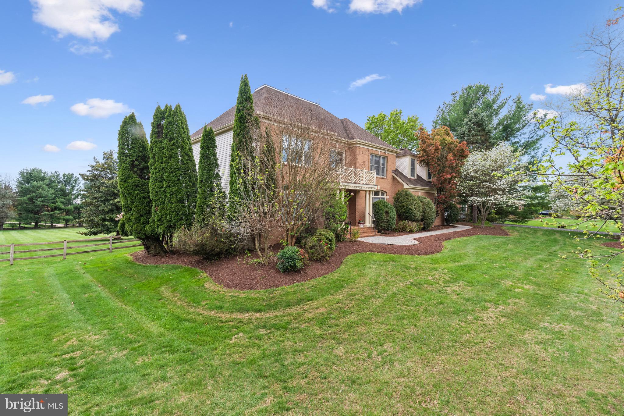 HUNTING HILLS WOODS - Residential