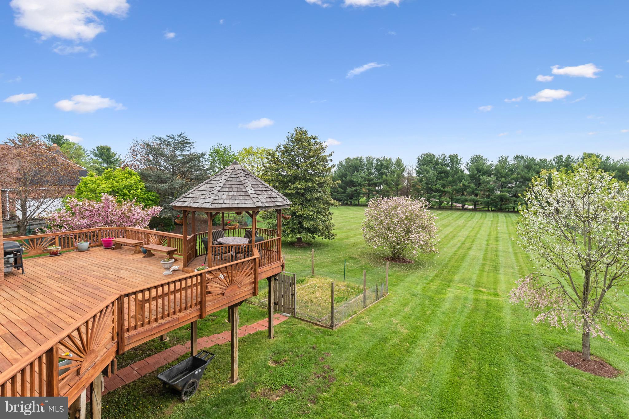 HUNTING HILLS WOODS - Residential