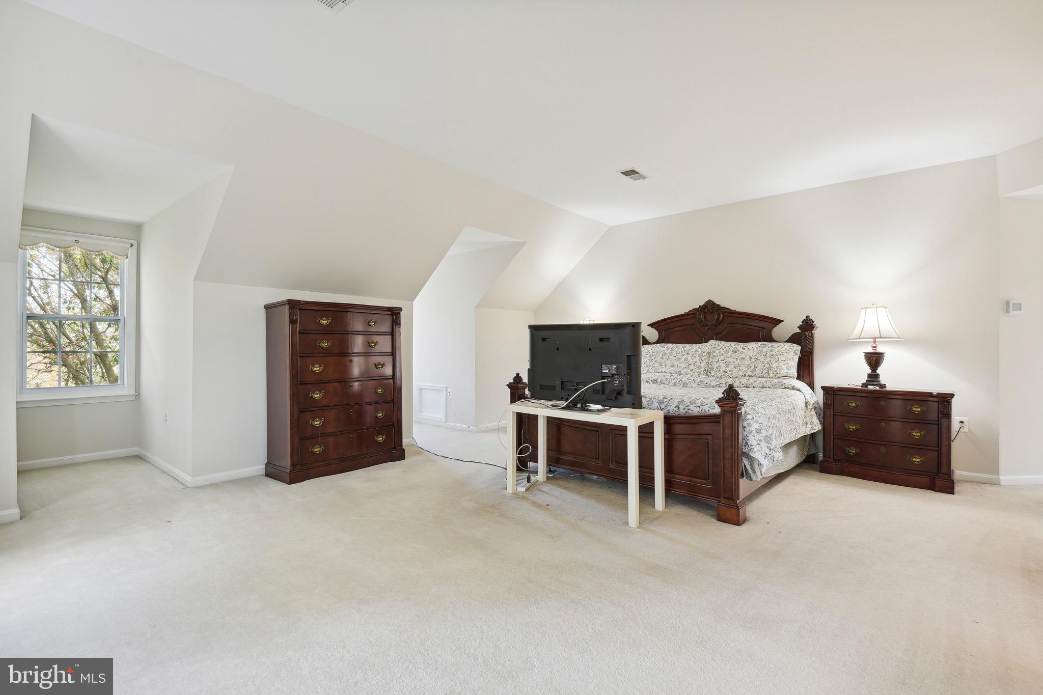 HUNTING HILLS WOODS - Residential