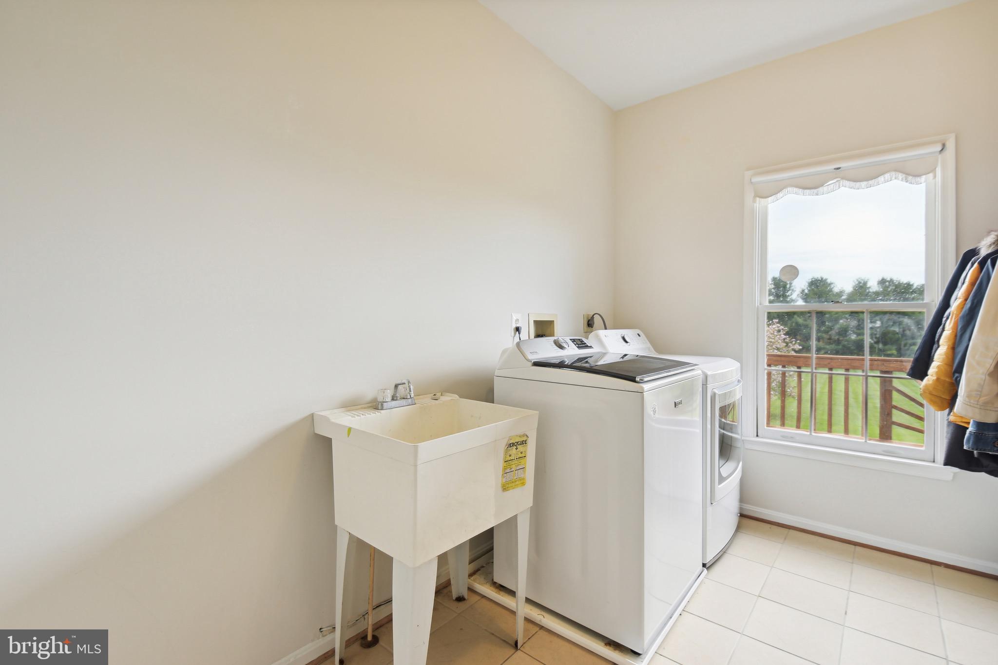 HUNTING HILLS WOODS - Residential